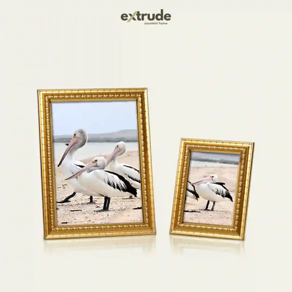 Pigura bingkai motif ukiran